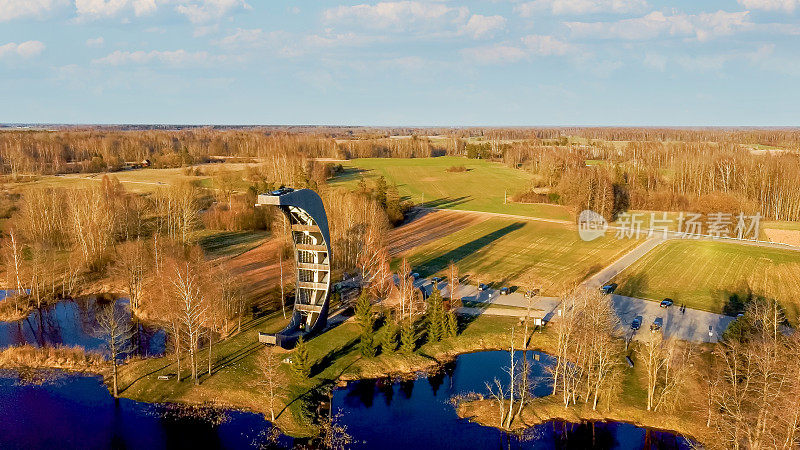 Kirkilai的现代建筑瞭望塔。绿色自然与池塘在日落的Birzai Eldership, Panevezys县，立陶宛。4K UHD令人惊叹的空中Dron拍摄
